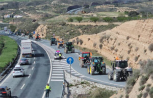 200 tractores protestaron en Granada para exigir la inclusión del almendro en las ayudas por sequía