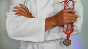 La industria farmacéutica europea alerta del riesgo sanitario si ECHA no evalúa el impacto del veto a los PFAS en el sector sanitario