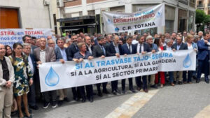 Regantes del Levante se manifiestan en Murcia contra el recorte del 50% en el trasvase Tajo-Segura