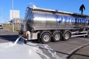 Ganaderos gallegos derraman 15.000 litros de leche portuguesa