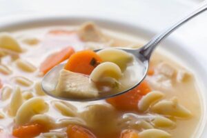 Caldos «de pollo» con menos de un 1% de carne se venden al precio de otros con un 33%