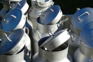 Mercadona baja un céntimo la leche y los ganaderos pierden hasta 13 por litro
