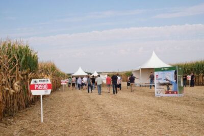 Pioneer celebra su centenario con un fórum de 250 agricultores en Huesca